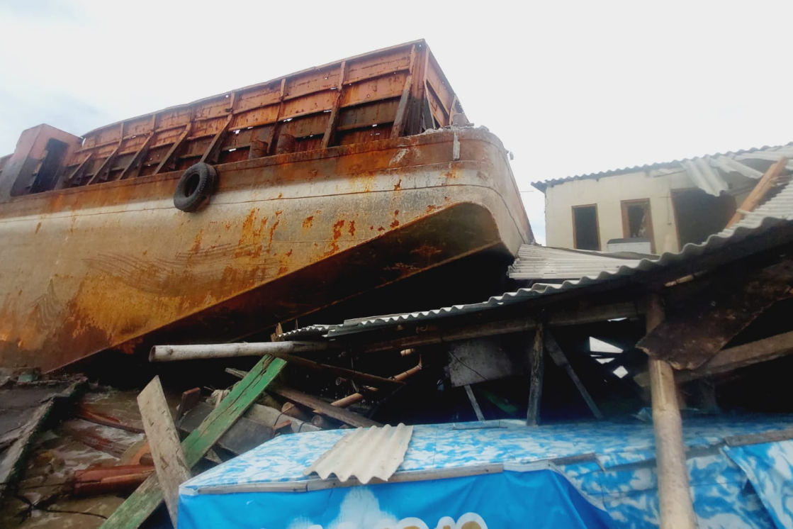 Insiden Laut di Demak, Tongkang Terdampar Hantam Makam dan Rumah Warga Bedono
