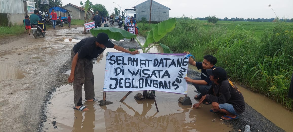 Jalan Pagerbarang Kabupaten Tegal Masih Rusak, Warga Tagih Janji