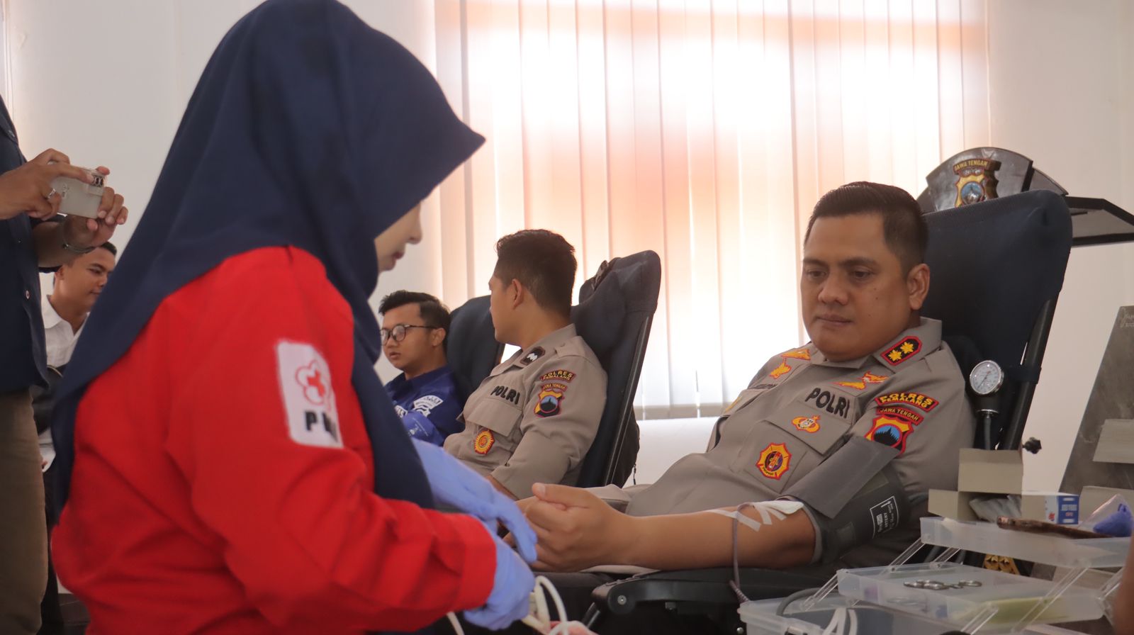 Kapolres Pemalang dan Wartawan Ikut Donor Darah, Sambut HUT Humas Polri ke-74 