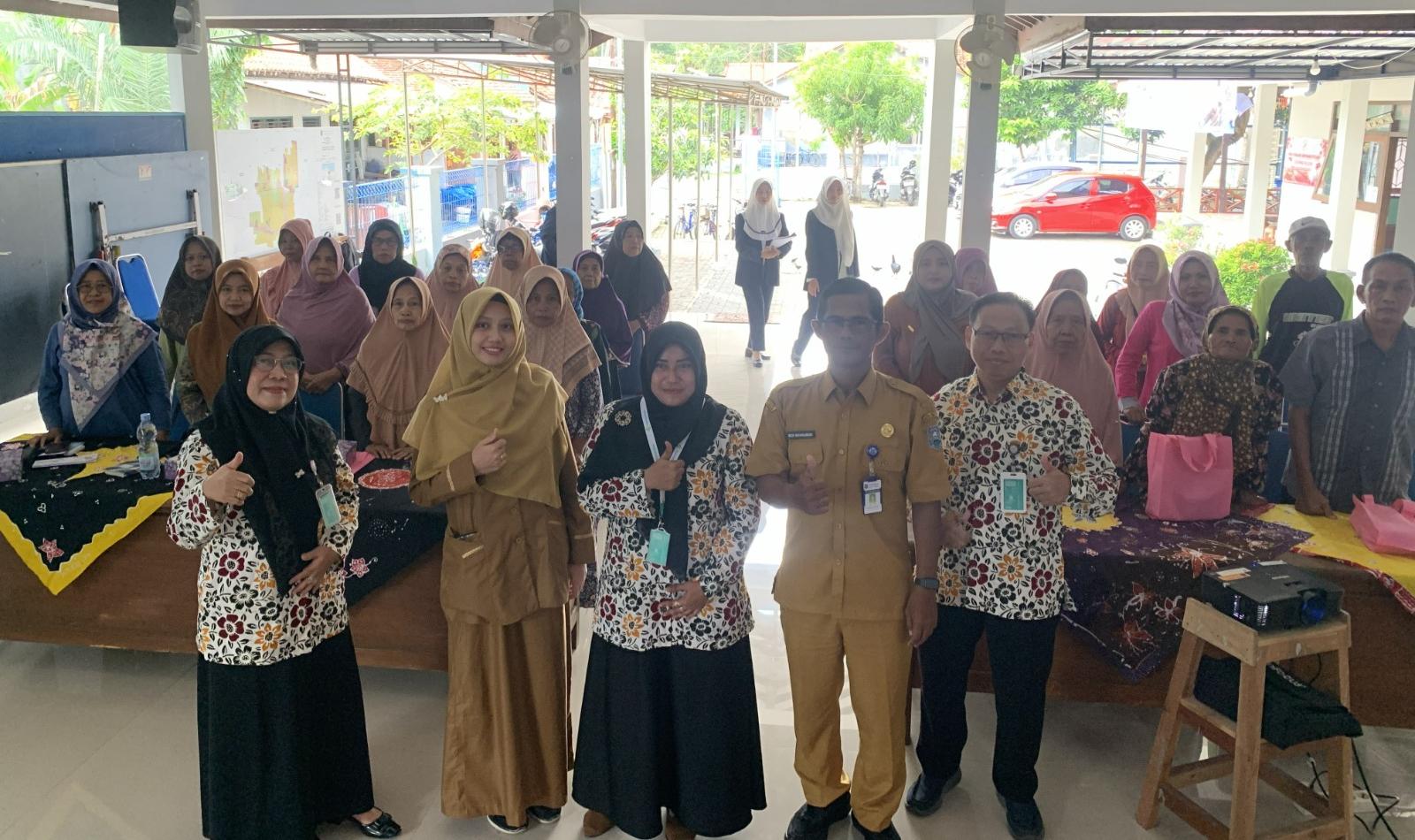 30 Lansia di Debong Kulon Tegal Dilatih dan Edukasi Senam Kegel 