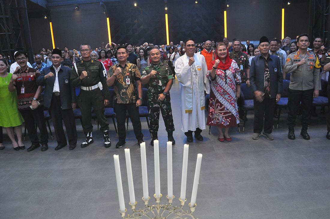 Gereja Blenduk Belum Bisa Digunakan, Jamaah Jalani Ibadah Misa Natal di Cafe Boursuny