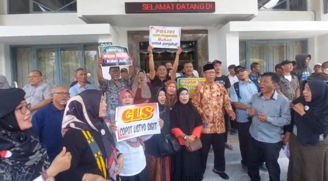 Sidang Gugatan CLS Ijazah Jokowi di PN Solo Ricuh, Ratusan Massa Padati Pengadilan