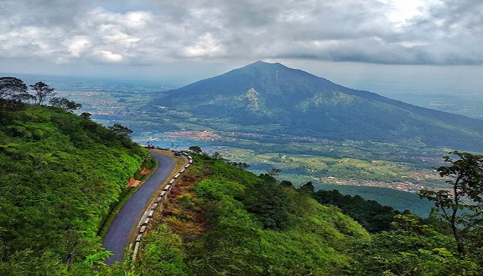 Gunung Telomoyo Magelang: Mendaki Murah dan Pas untuk Pemula, Wajib Banget Gas!