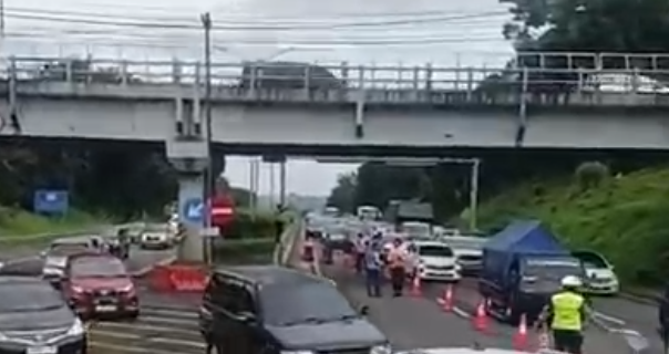 One Way Lokal KM 425 Hingga KM 422 Jalan Tol Semarang Seksi A,B,C