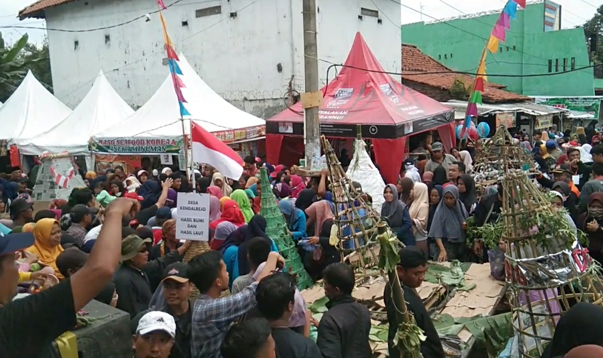 Parade Gunungan Jadi Rebutan Warga Petarukan Pemalang 