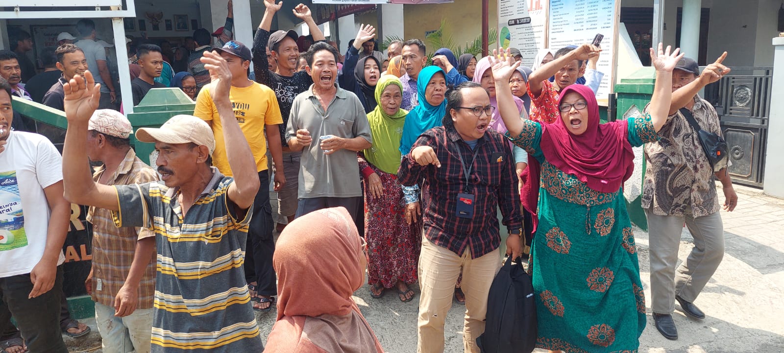 Persyaratan Balon Kades Ditolak, Panitia Pilkades Diprotes Ratusan Warga Desa Sumungkir Tegal 