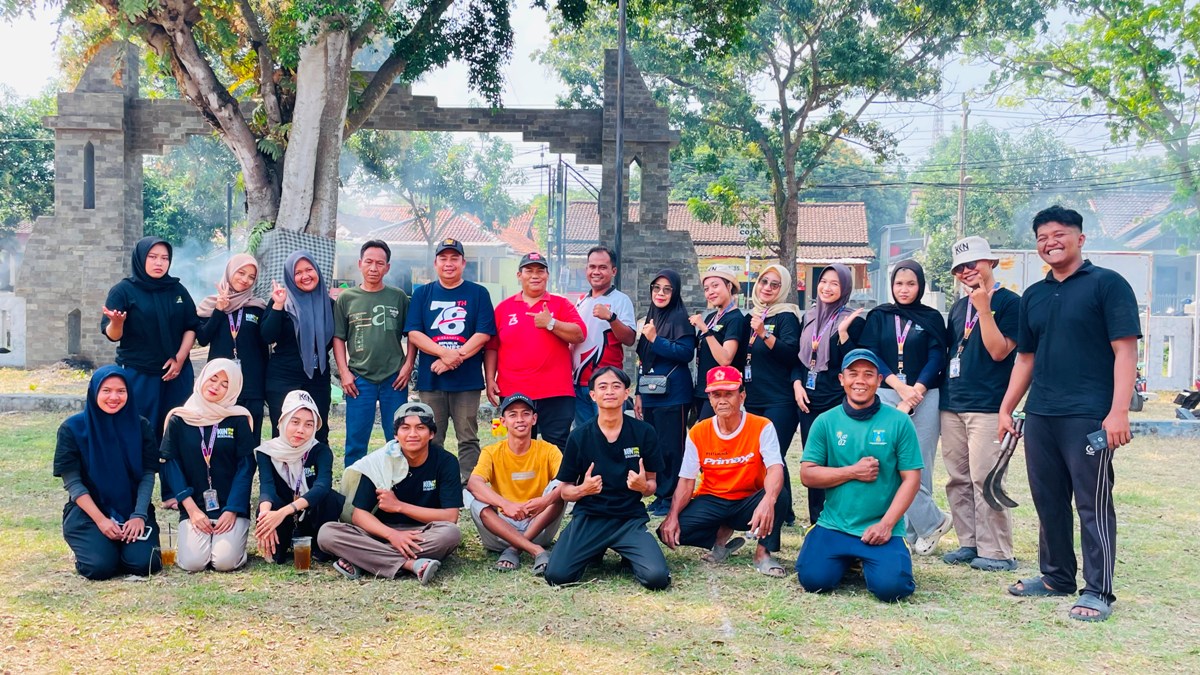 Mahasiswa KKN UMUS Brebes Sinergi dengan Warga Kerja Bakti di Desa Randusari