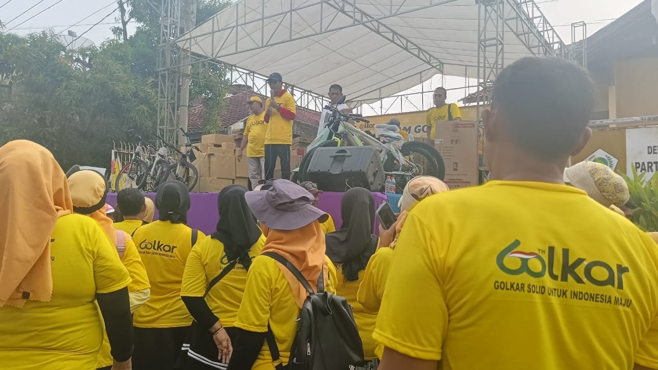 HUT 60 Partai Golkar, Ratusan Warga Batang Senam Bersama Paslon Faiz-Suyono