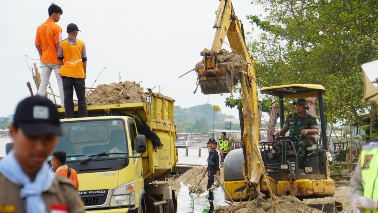 Dampak Banjir dan Longsor Jepara, Pantai Teluk Awur Dikepung Ratusan Ton Sampah