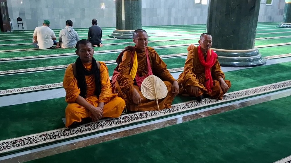 Biksu Thailand Kagumi Ritual Umat Islam Sebelum Wudhu Saat Kunjungi Masjid Agung Semarang