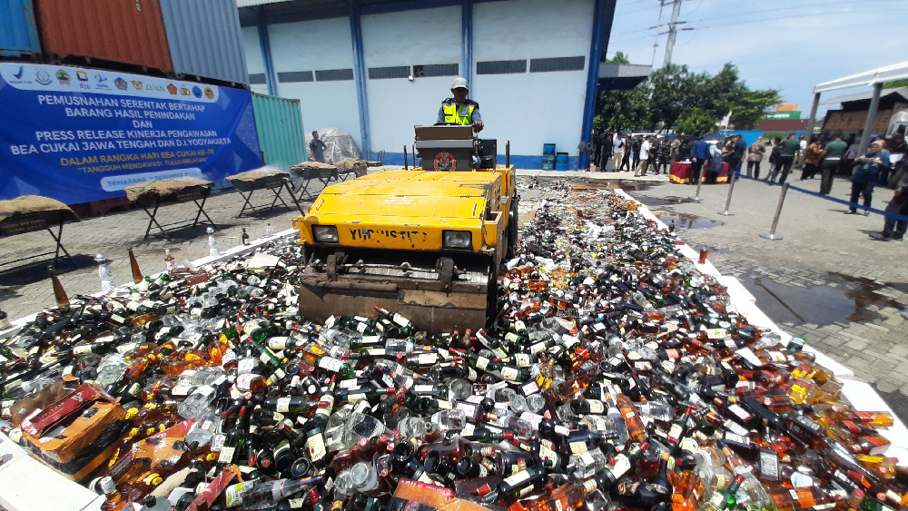 Bea Cukai Jateng-DIY Musnahkan 78,7 Juta Rokok Ilegal dan 51 Ribu Liter Miras Sepanjang Semester II 2025