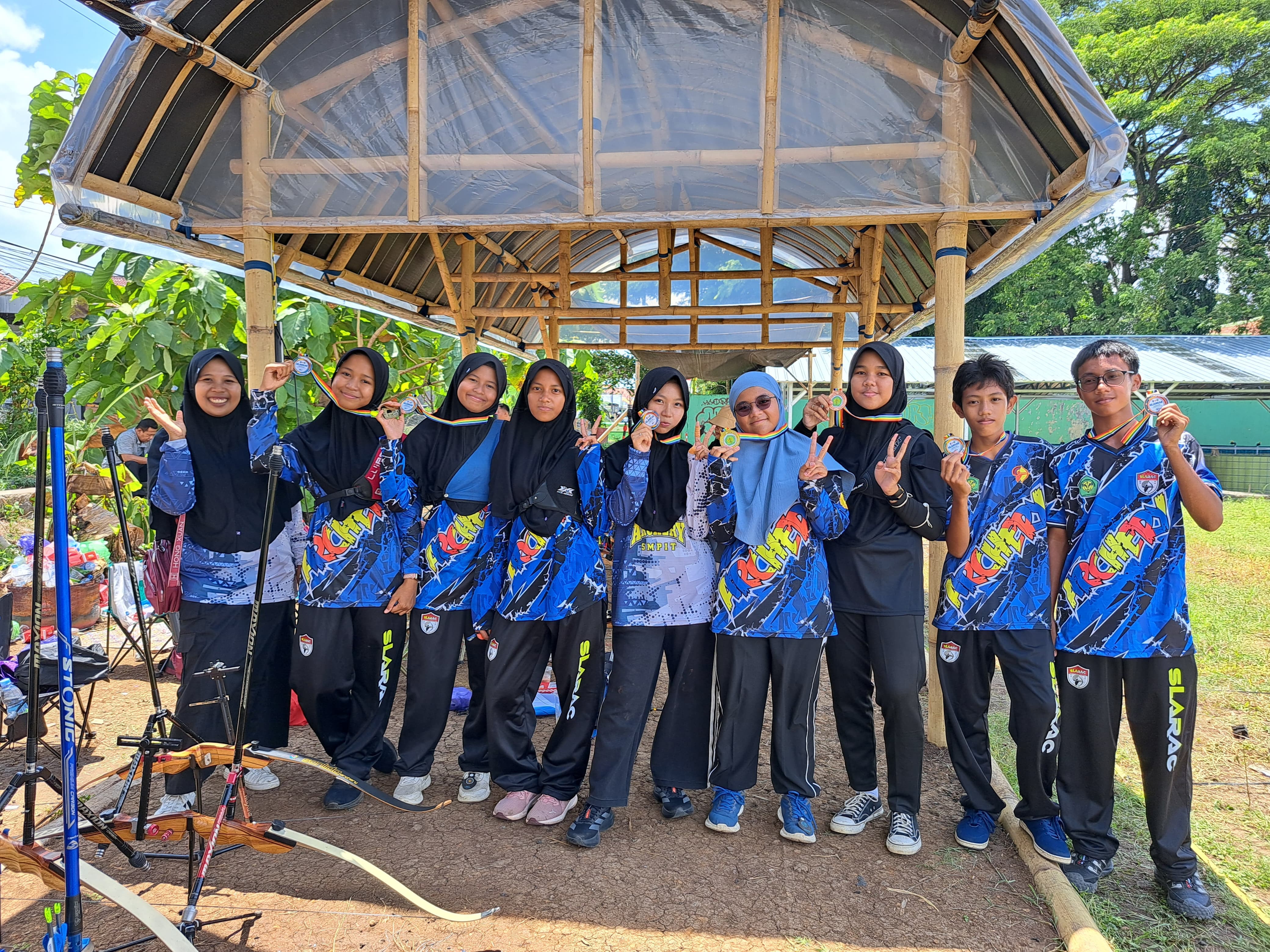 SMP IT Luqman Al Hakim Tegal Borong Medali Kejurkab Panahan