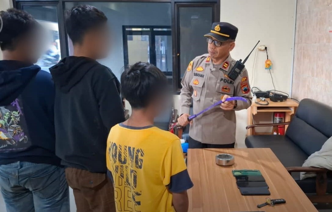 Terinspirasi Kelakuan Preman, Tiga Bocah Bawa Sajam Diringkus Polisi  