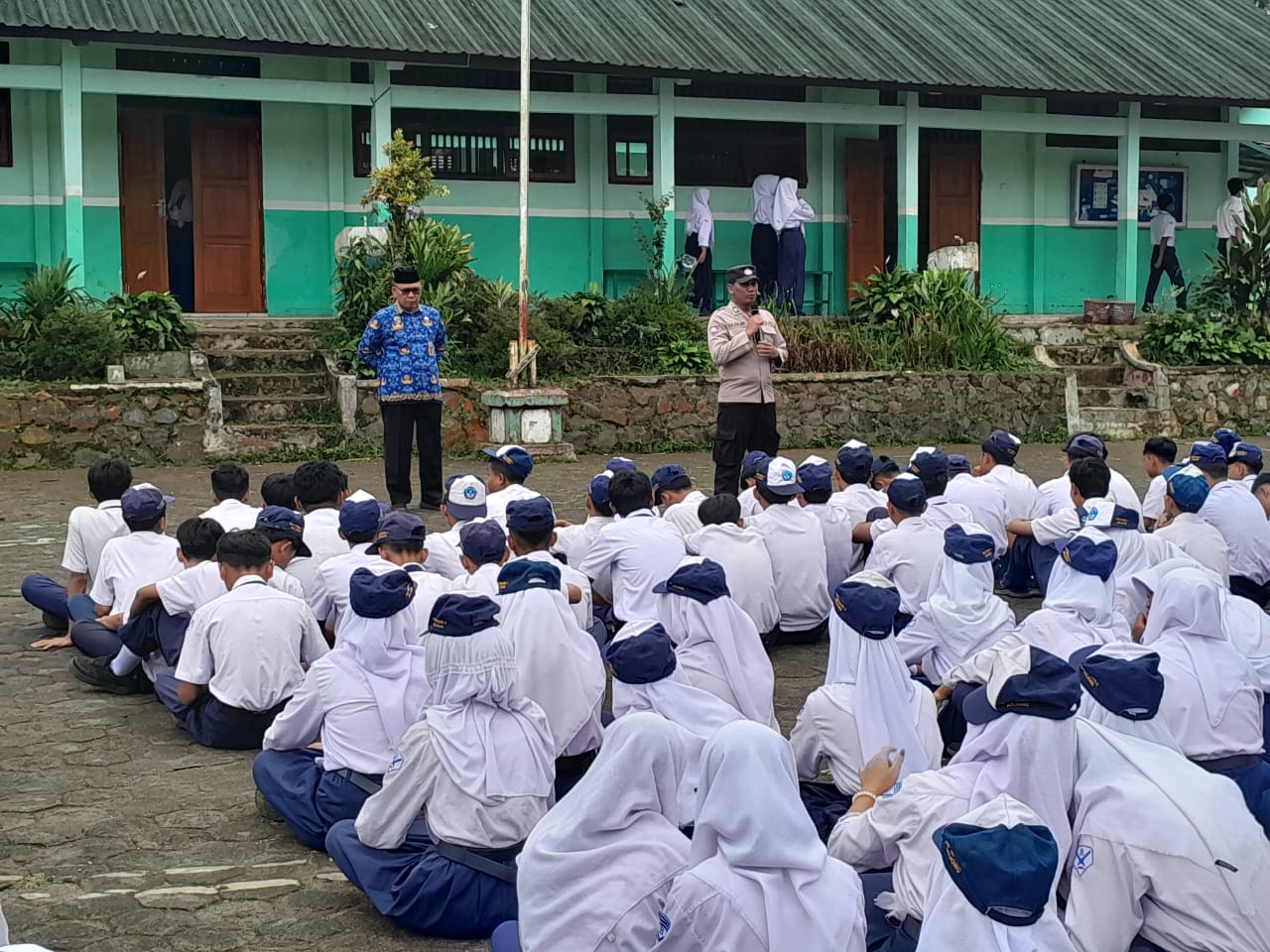 Upacara Hari Pahlawan Berlangsung Khidmat di Lereng Gunung Slamet  ‎