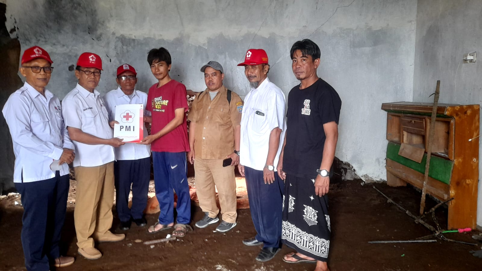 PMI Kabupaten Tegal Bantu Warga Terdampak Tanah Longsor