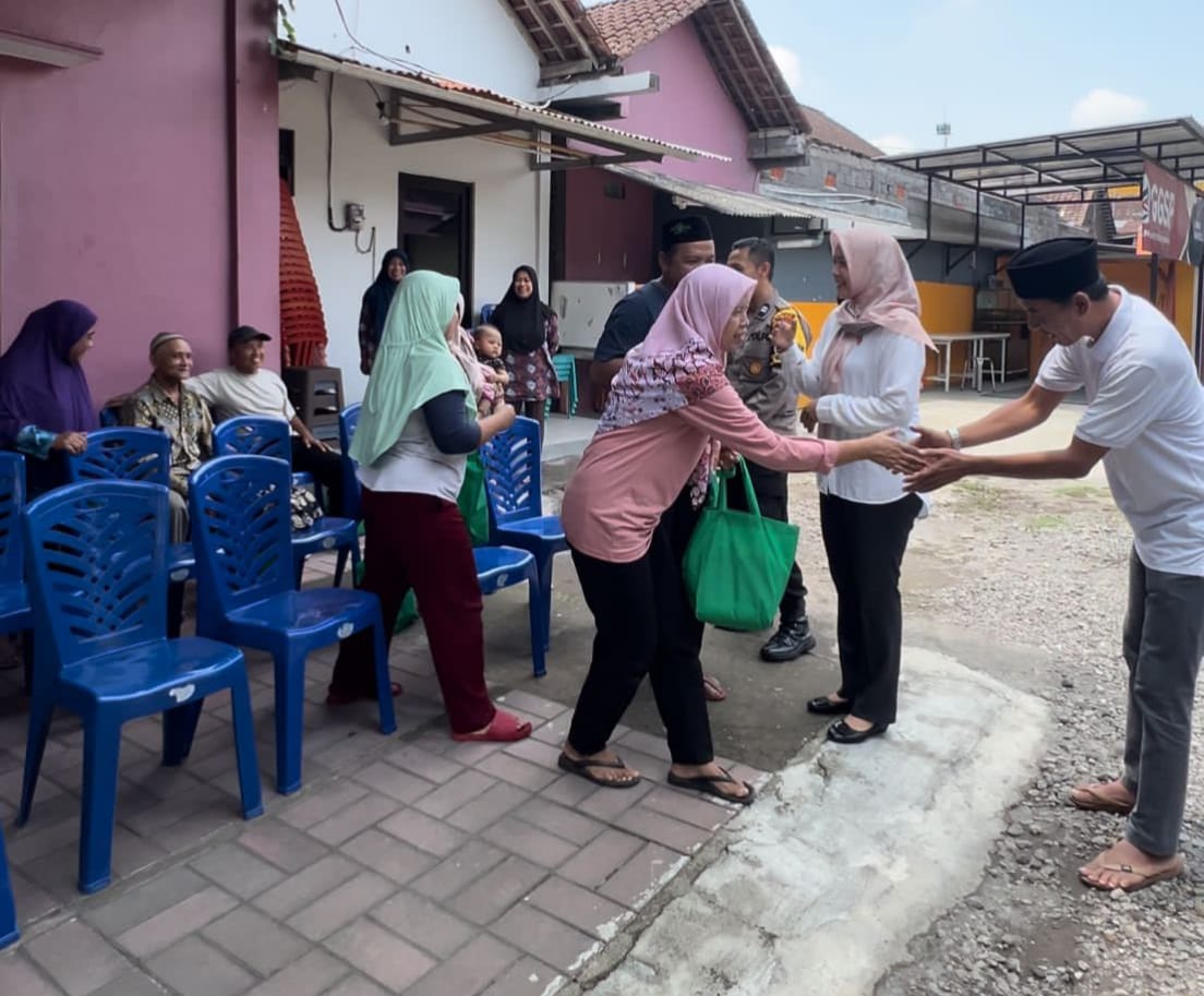 Jumat Berkah, Sat Resnarkoba Polres Salatiga Bagikan Belasan Paket Sembako