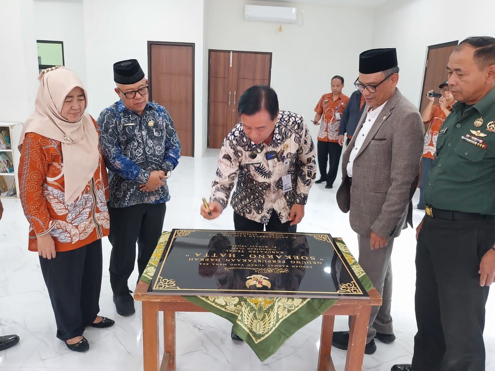 Penataan Lingkungan Gedung Perpustakaan Soekarno-Hatta Kabupaten Tegal Berlanjut 