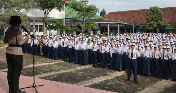 Kapolres Semarang AKBP Ratna Quratul Ainy Sambangi Sekolah