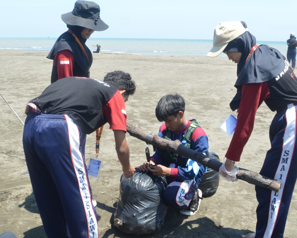 Gandeng Pelajar, DLH Kabupaten Tegal Lakukan Aksi Bersih Pantai Larangan