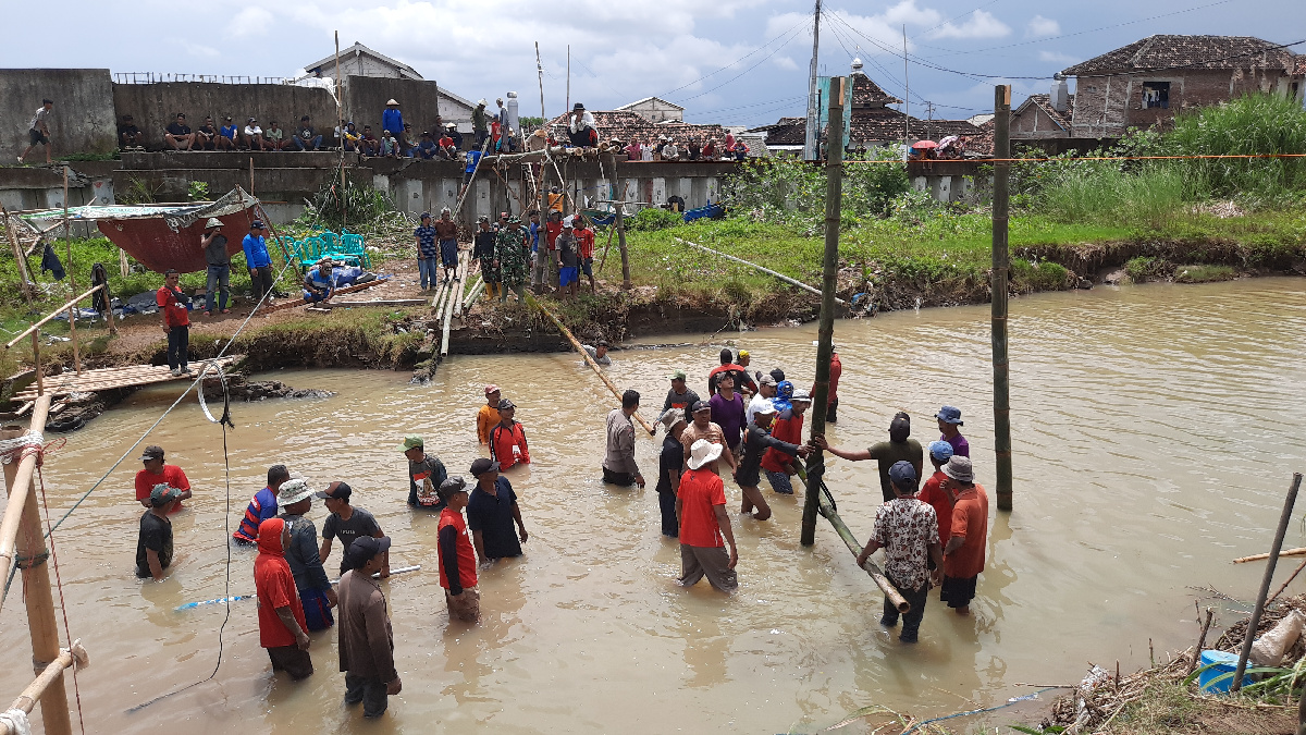 Dua Pekan Lebih Terisolasi dan Gunakan Getek Warga Tambaksari Semarang Bangun Jembatan Bambu Darurat.