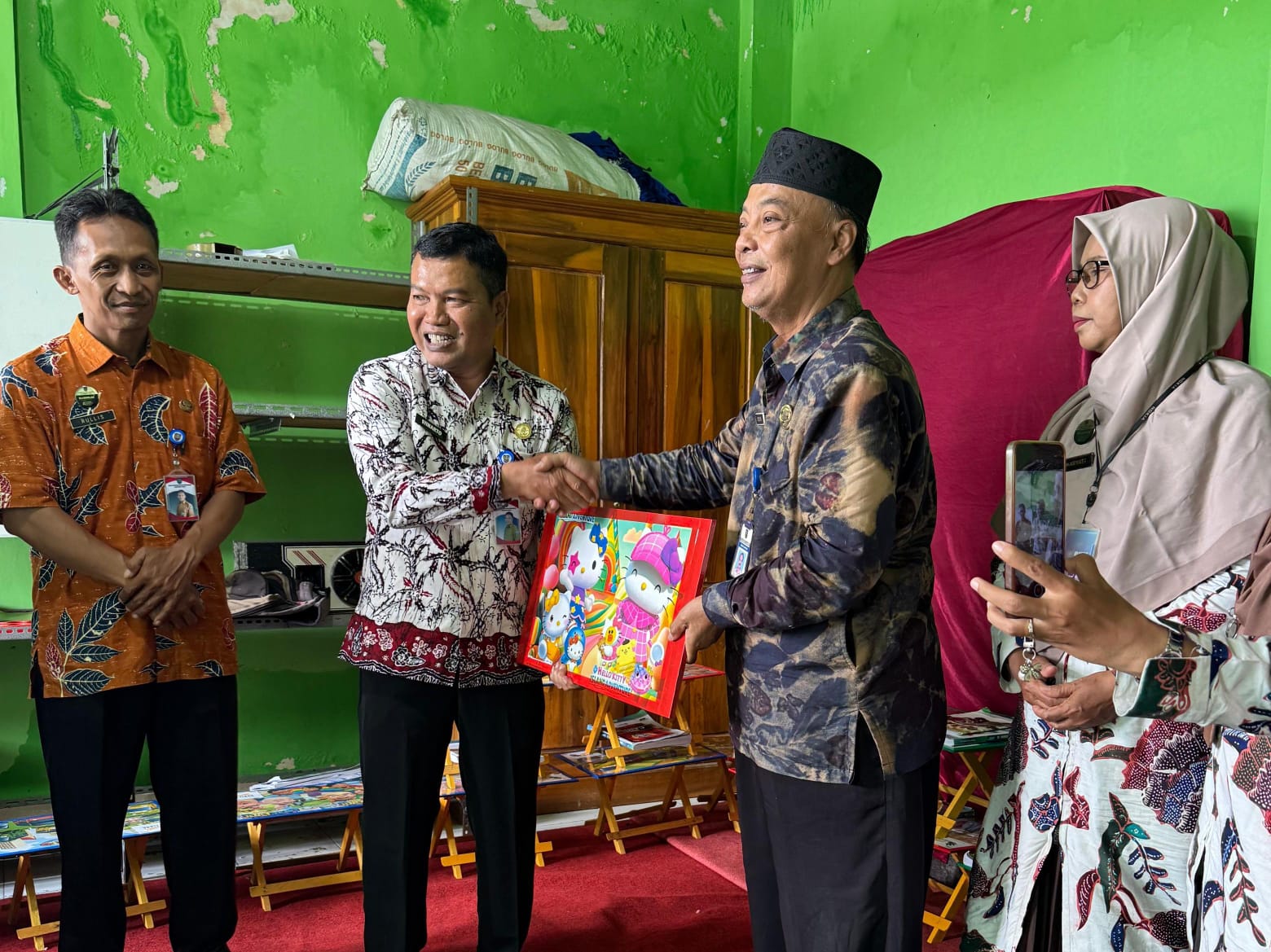 Siswa SDN 01 Padasari Tegal Terima Bantuan Meja Lipat