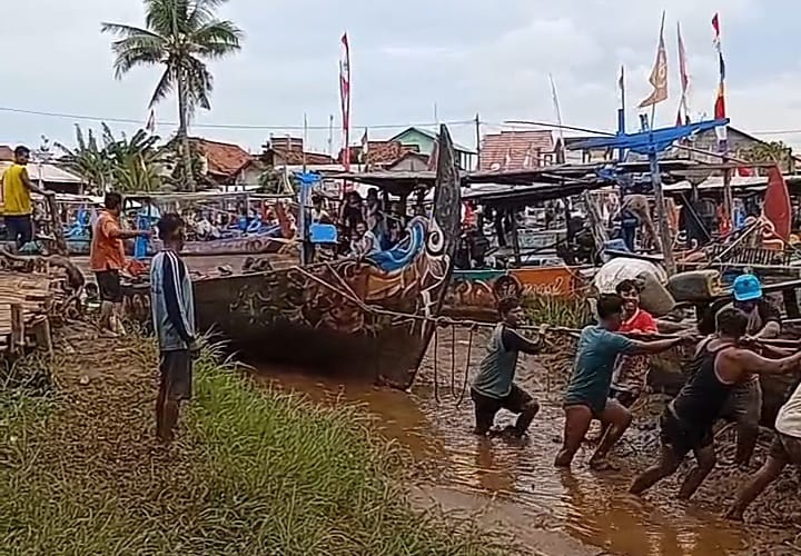 Banjir Roban Barat, Warga Gotong Royong Selamatkan 4 Kapal Hanyut