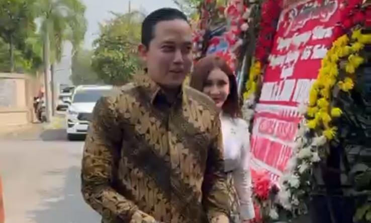Sespri Prabowo Mendadak Datangi Rumah Jokowi di Solo Didampingi Perempuan Cantik