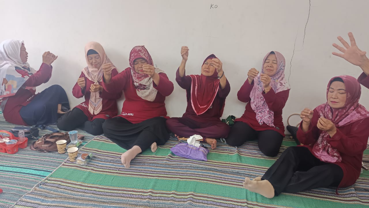 Lansia di Kabupaten Pemalang Lomba Memasukan Benang ke Jarum Tanpa Kacamata