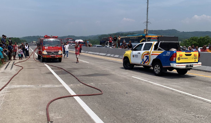 Truk Muatan Plastik Terbakar,  Jasamarga Semarang Batang Sempat Tutup Ruas Batang-Semarang