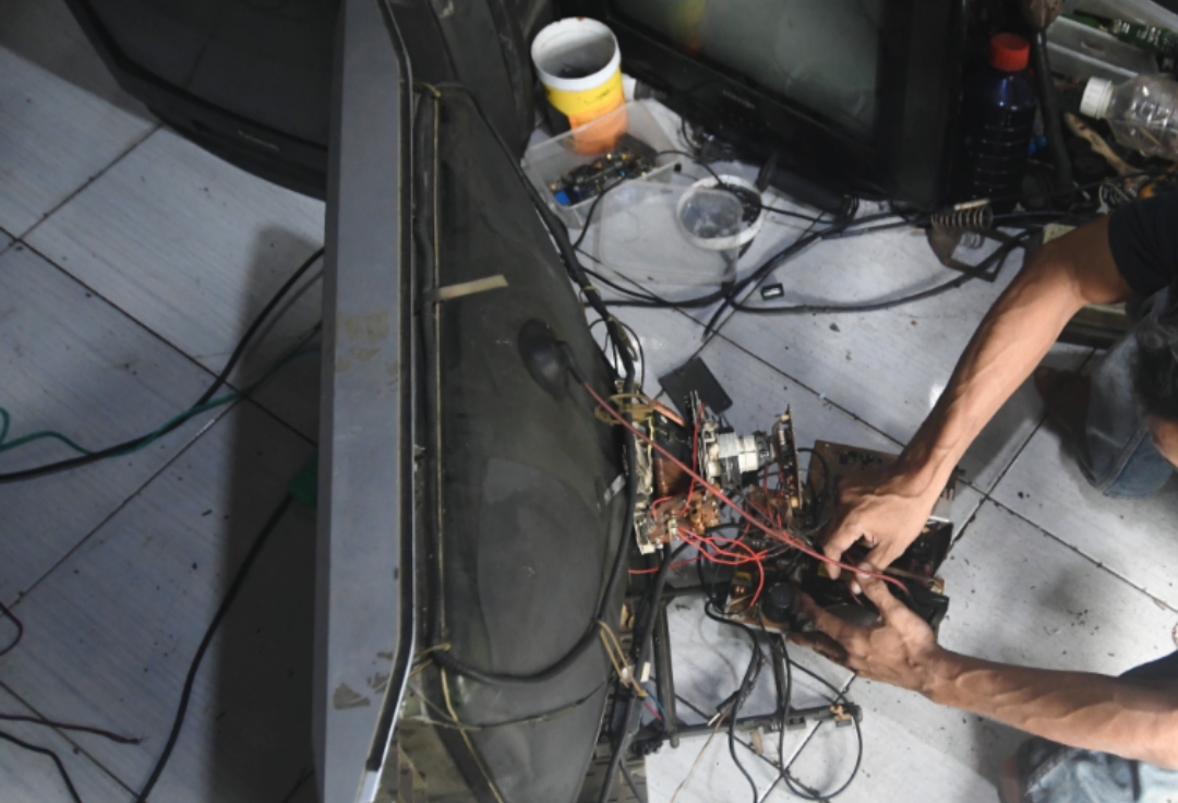 Seorang Teknisi Elektronik Ditemukan Tewas, Diduga Tersengat Listrik saat Perbaiki Set Top Box
