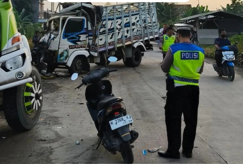 Kurang Konsentrasi, Supir Truk Diesel Tabrak Tronton yang Parkir di Bahu Jalan