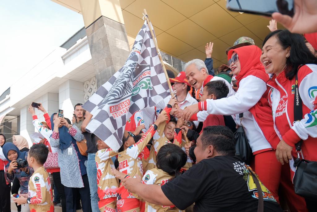 Ganjar Lepas Kontingen Jateng ke Fornas VII di Jabar : Yang Penting Sehat, Medali Itu Bonus