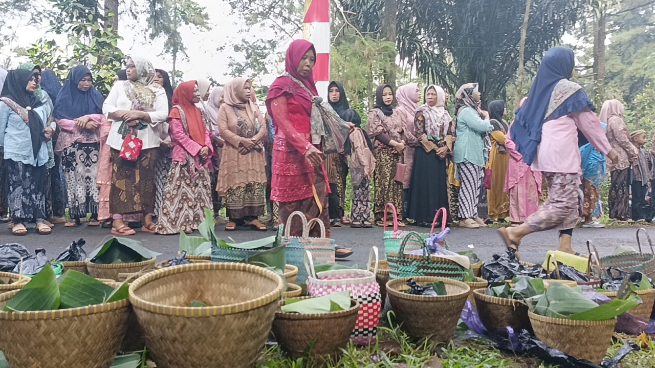 Kurban Kerbau Bule, Khidmatnya Nyadran Gunung Silurah 2024, Tradisi Tolak Bala Ratusan Tahun di Batang  