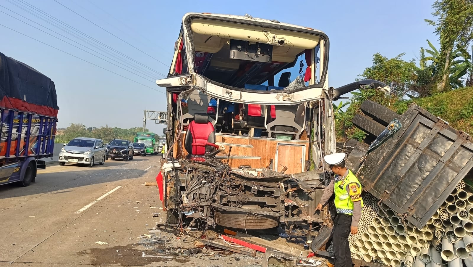 Bus Harapan Jaya Tabrak Truk Tronton di Tol Batang, 6 Orang Menjadi Korban 