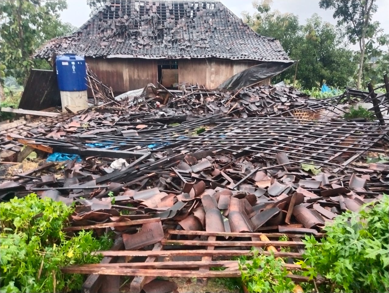 Angin Kencang, Satu Rumah di Grobogan Roboh, 50 Rumah Gentengnya Berhamburan