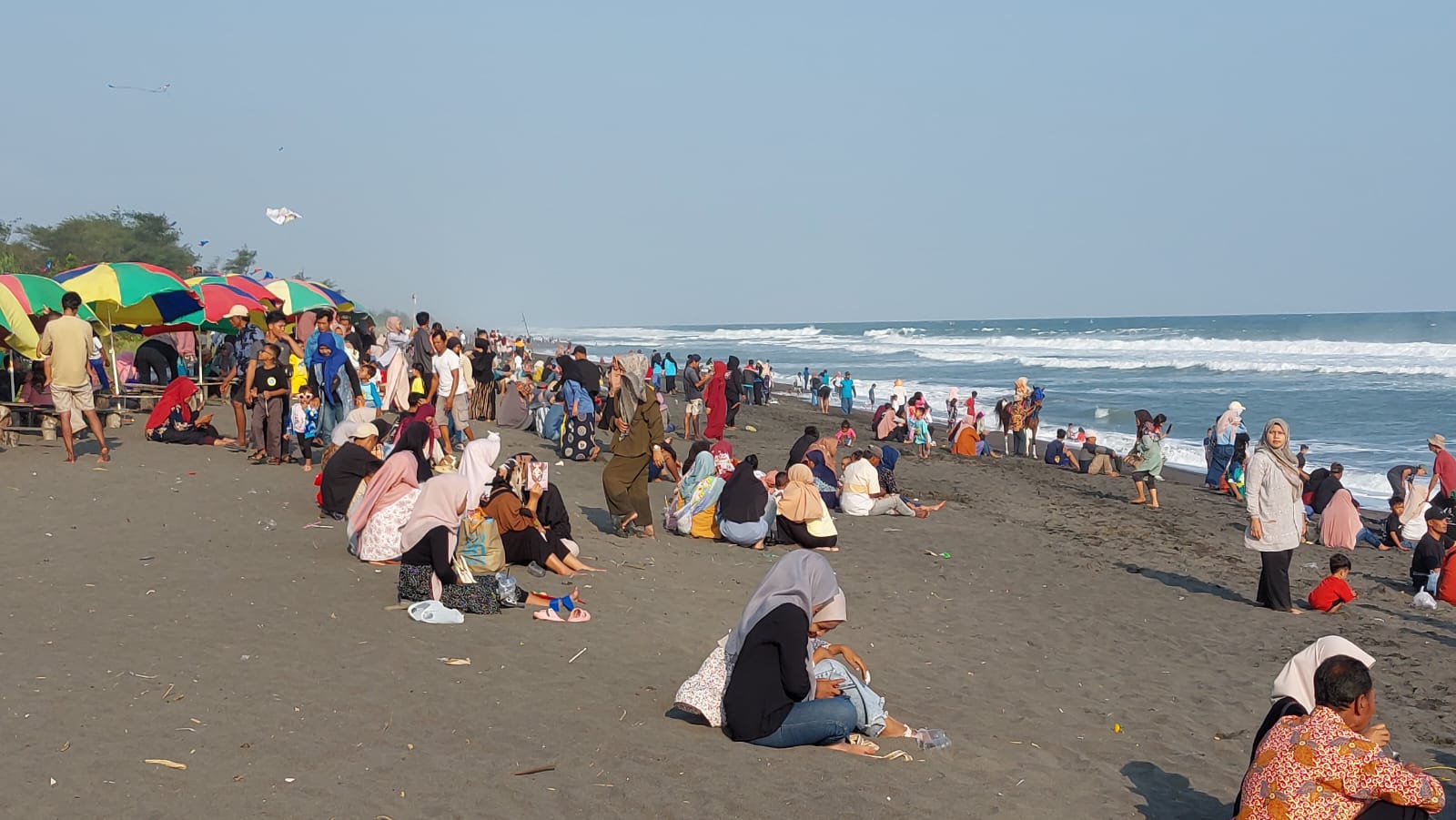 Libur Sekolah 2026, Pantai Mliwis Kebumen Banjir Wisatawan, Tembus 5.000 Pengunjung per Hari