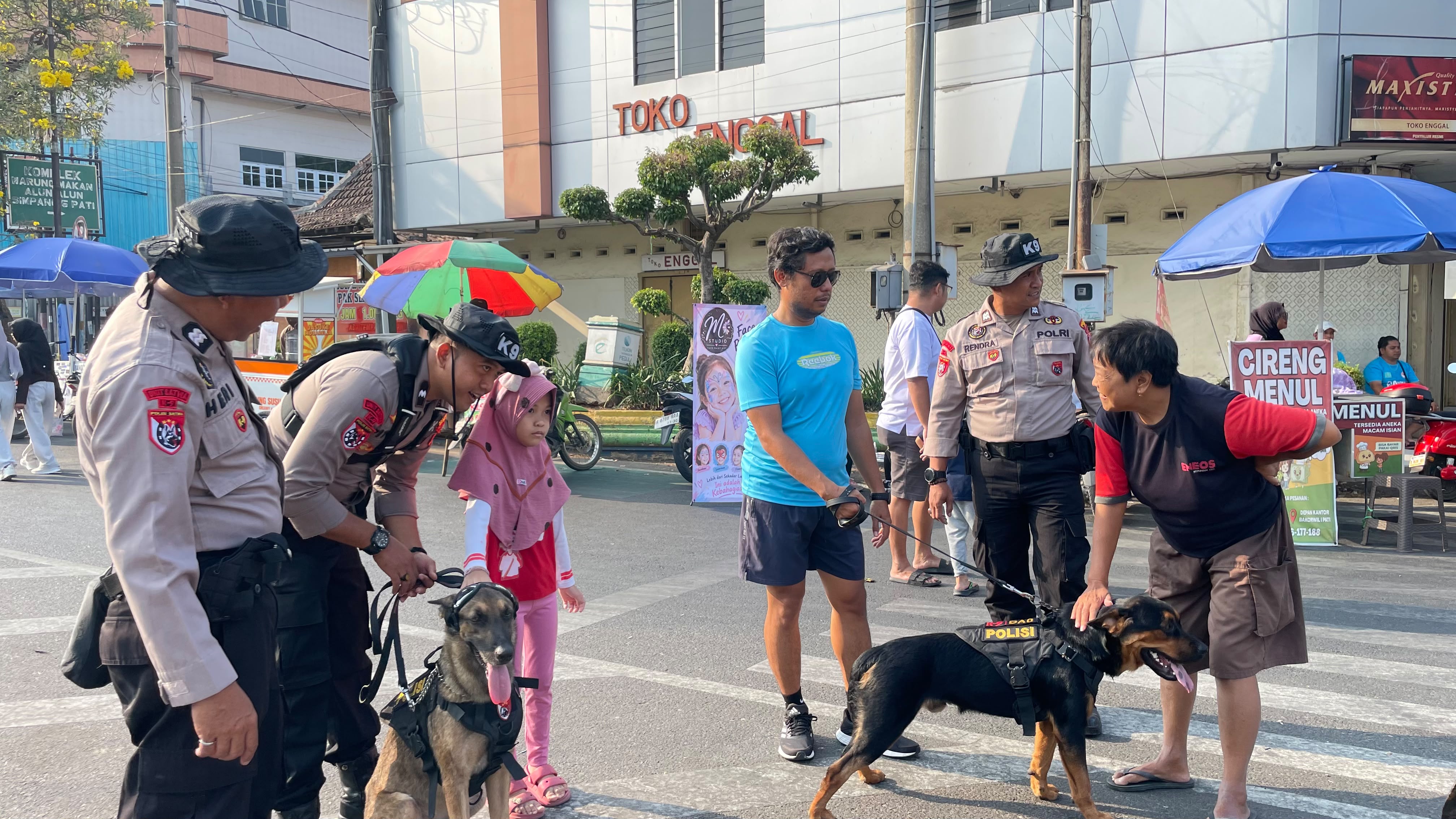 Dua Anjing Pelacak yang Mencuri Perhatian di Alun-Alun Pati