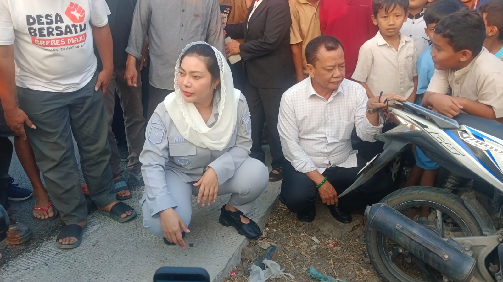 Jalan Mulus Gerakkan Perekonomian, Bupati Brebes Paramitha Disambut Riuh saat Cek Hasil Perbaikan Jalan 