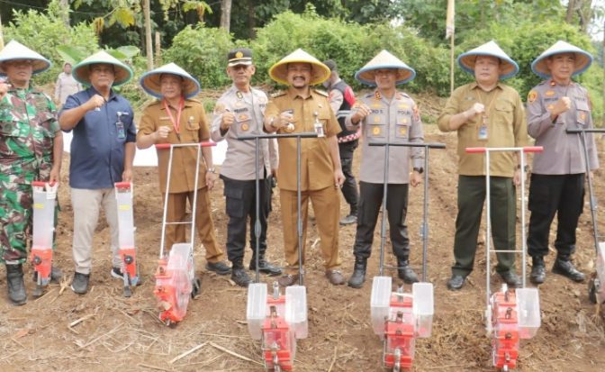 Polres Pemalang Tanam Jagung Sistem Tumpangsari di Lahan Seluas 2,7 Hektare