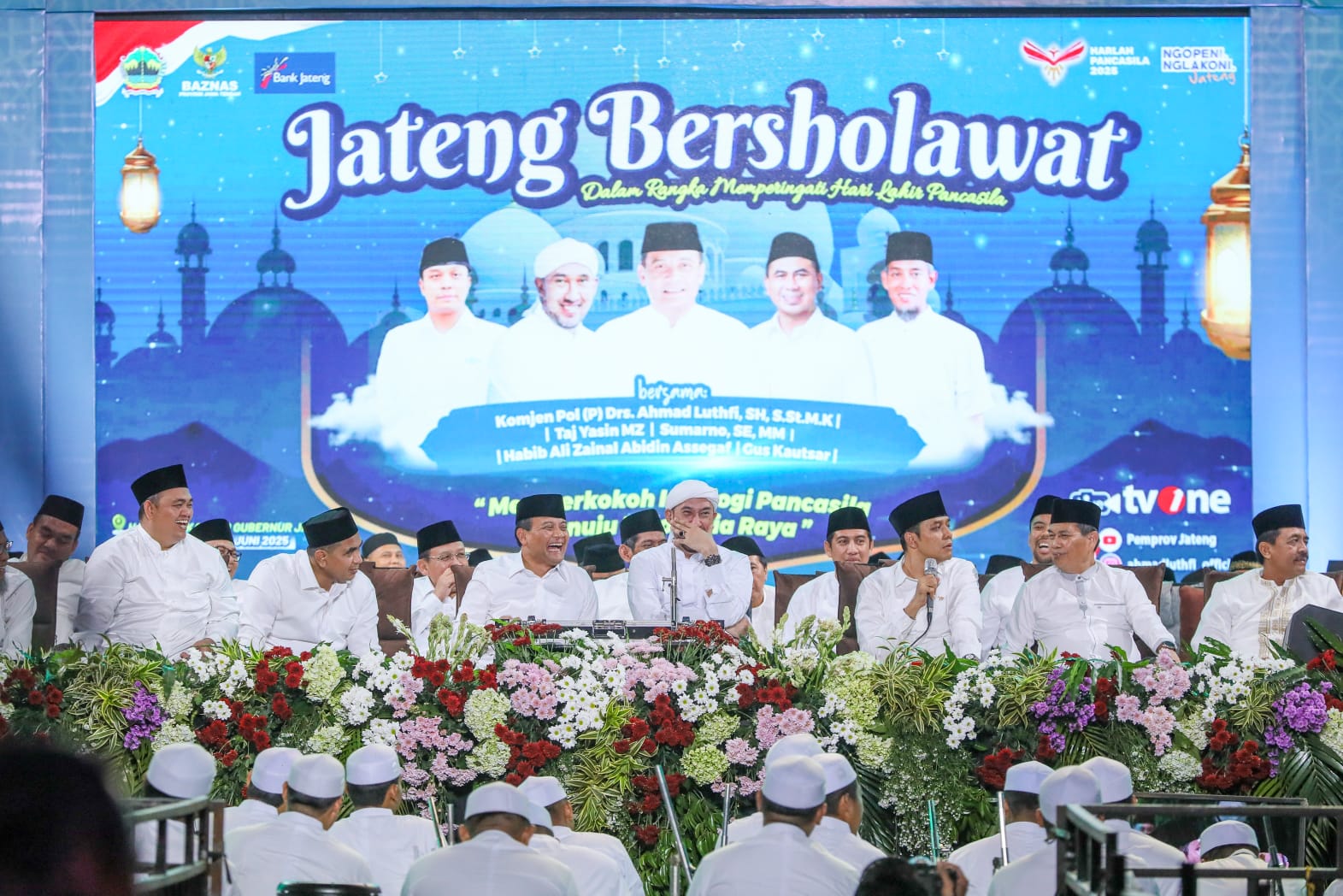 Ribuan Warga Doa Bersama saat 100 Hari Kepemimpinan Ahmad Luthfi-Taj Yasin