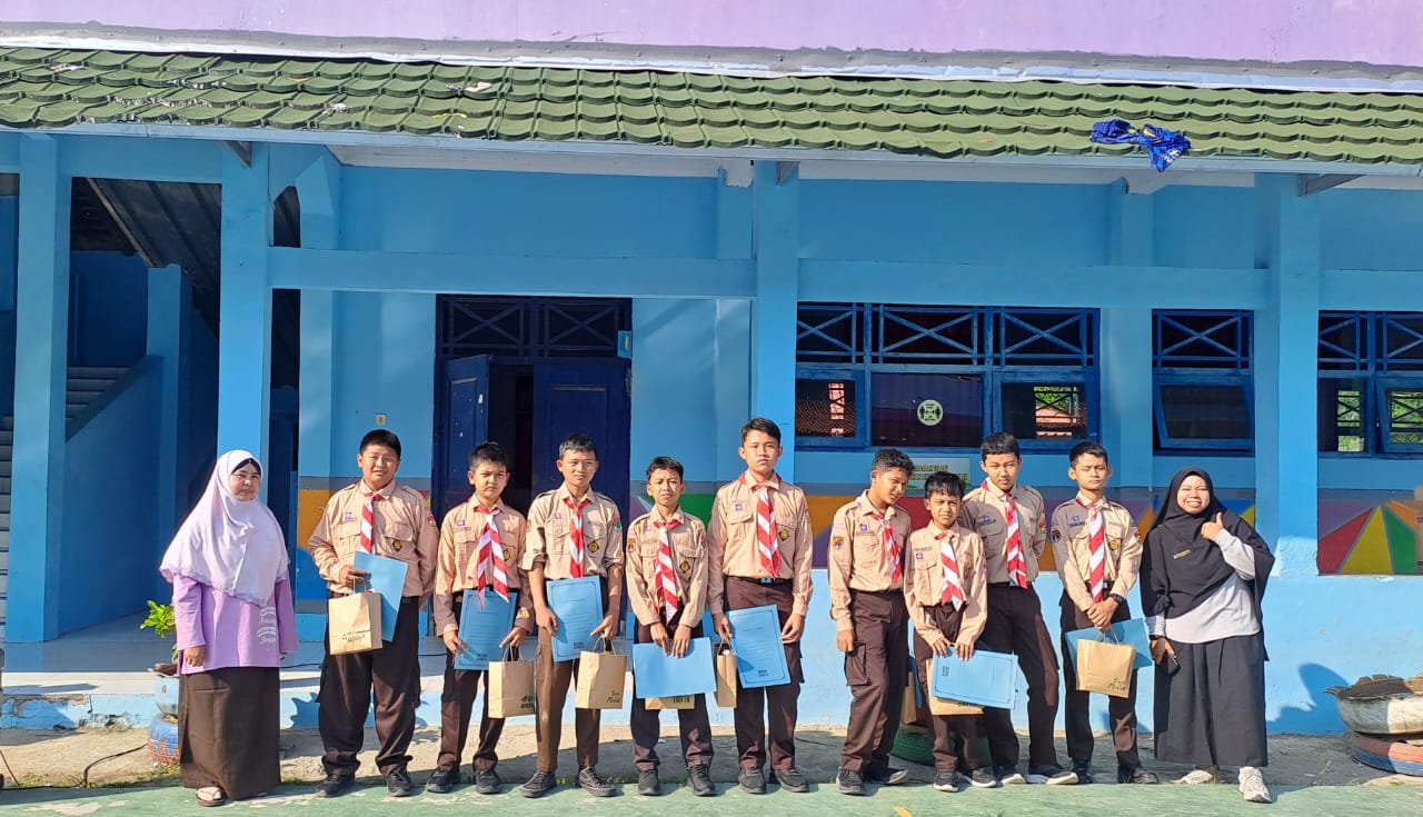 Warga SMPIT LH Slawi Gelar  Jumat Berkah