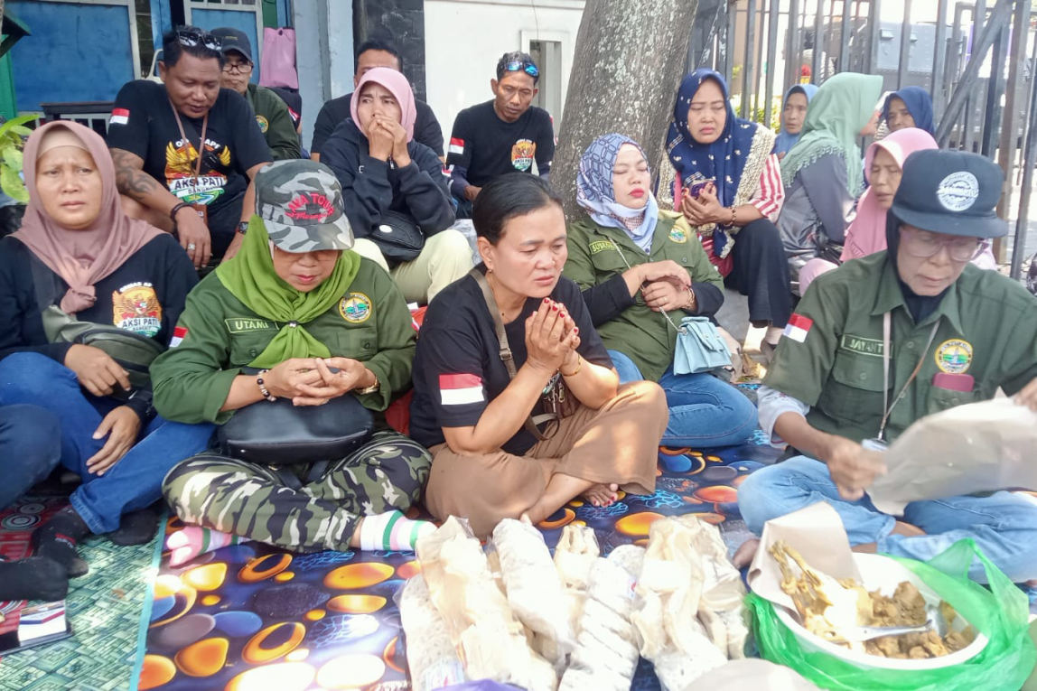 Loyalis Sudewo Gelar Bancakan di Depan Pengadilan Tipikor Semarang, Doakan Kesehatan dan Kebebasan