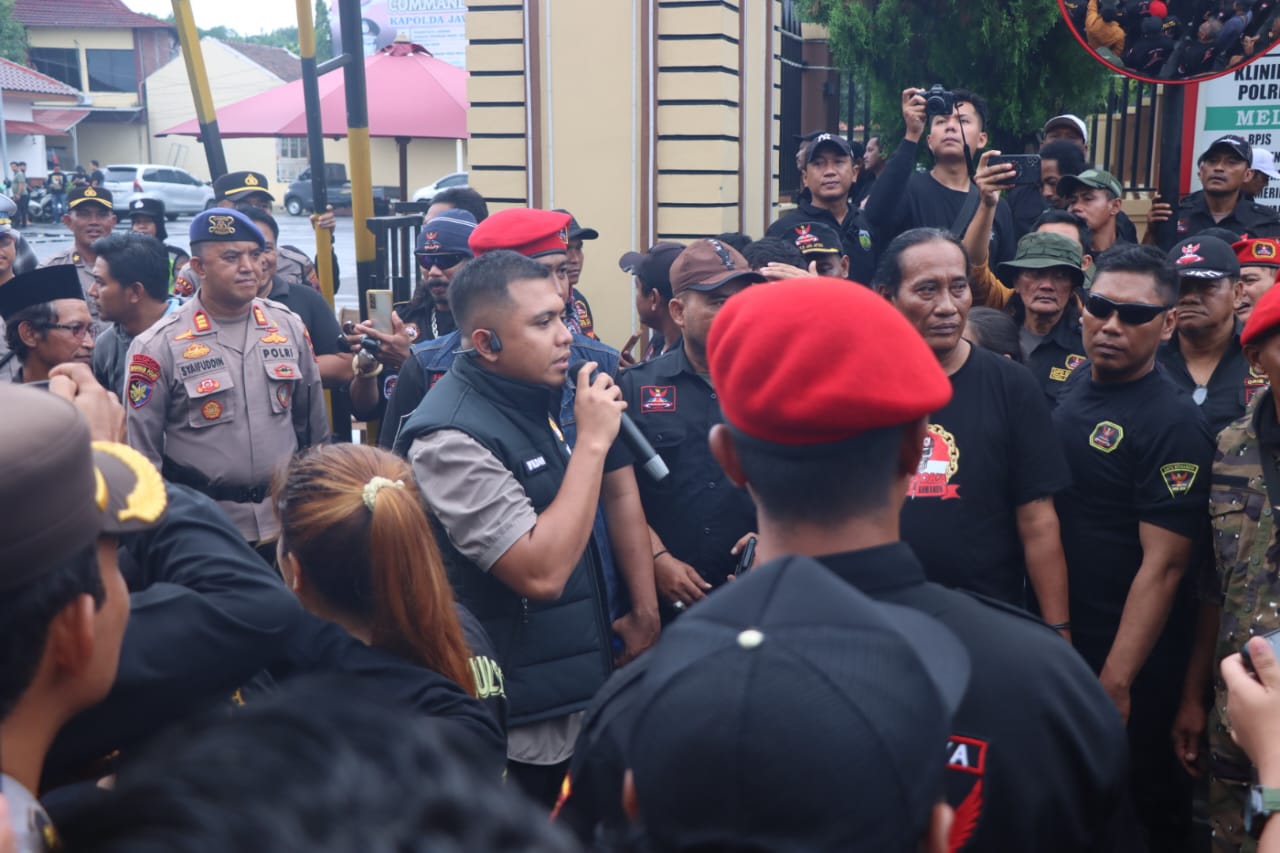 Simpatisan Grib Jaya Protes Polres Jepara, Desak Pelaku Perobekan Baju Ditangkap