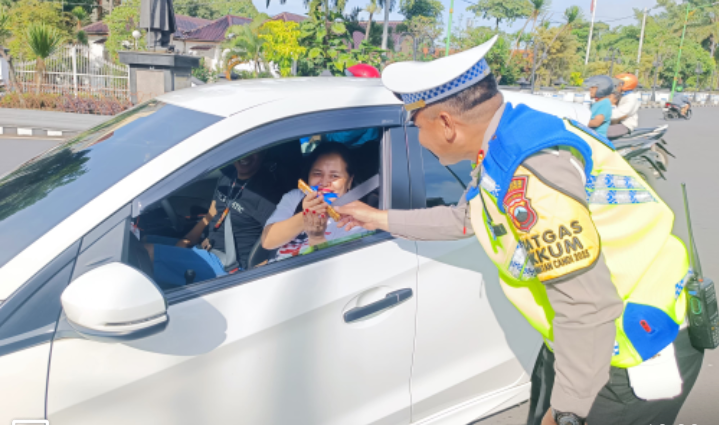 Aksi Humanis, Satlantas Polres Salatiga Bagikan Coklat  Hingga Bunga Bagi Pengendara Tertib Lalin