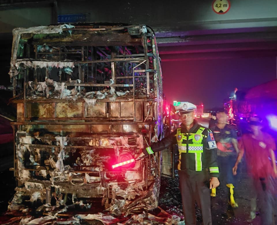 Bus Tunas Muda Terbakar di Tol Batang, 15 Penumpang Selamat