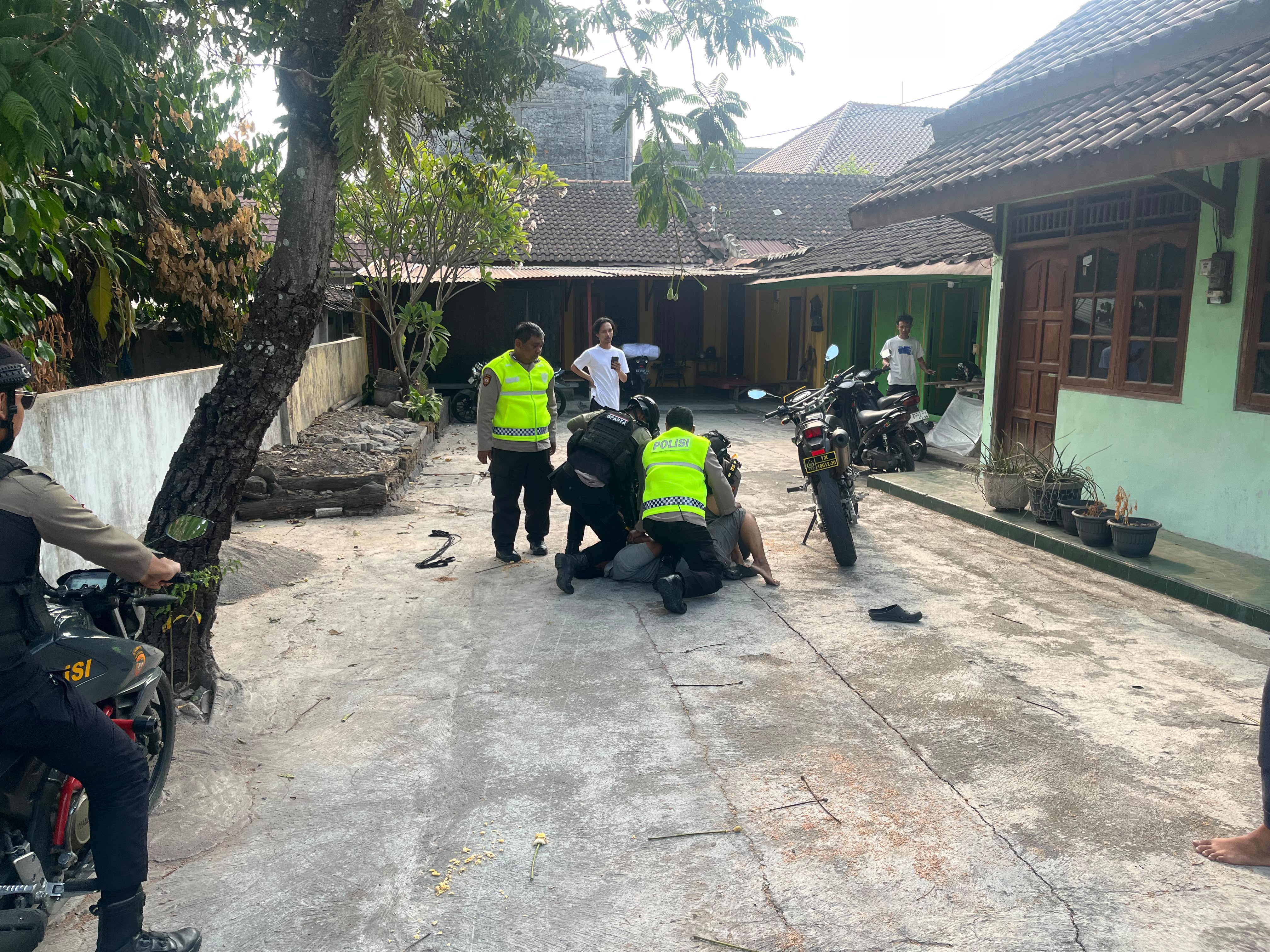 Ngamuk Bawa Obeng dan Palu, Warga Gilingan Solo Diamankan Polisi
