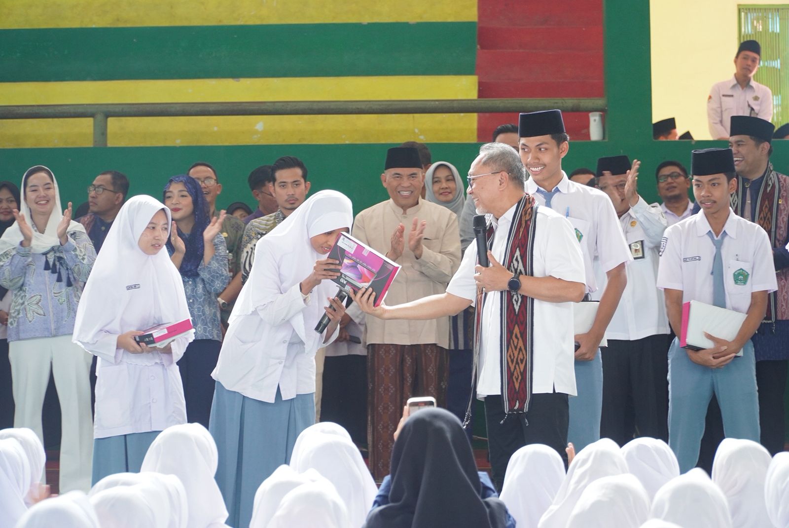 Cakupan MBG di Madrasah di Jepara Rendah, Zulhas Ingatkan Pelajar Tak Membuang Makanan