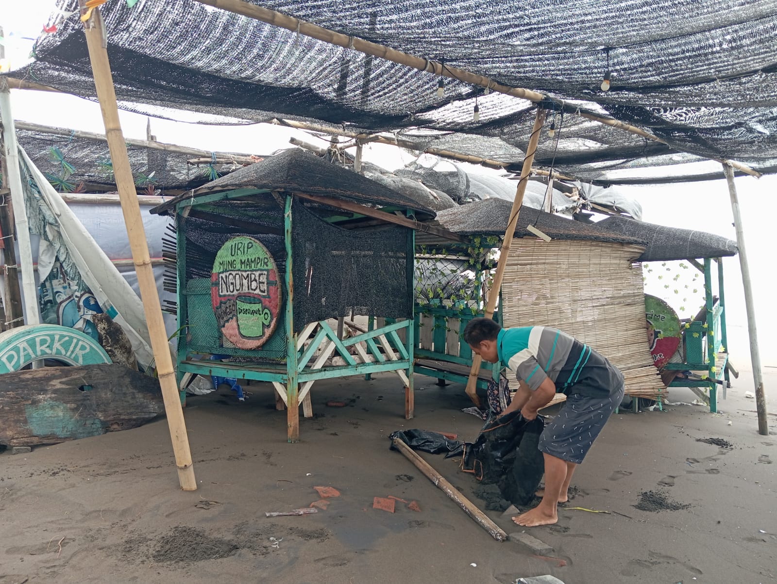 Puluhan Warung di Pantai Batamsari Kota Tegal Porak Poranda 