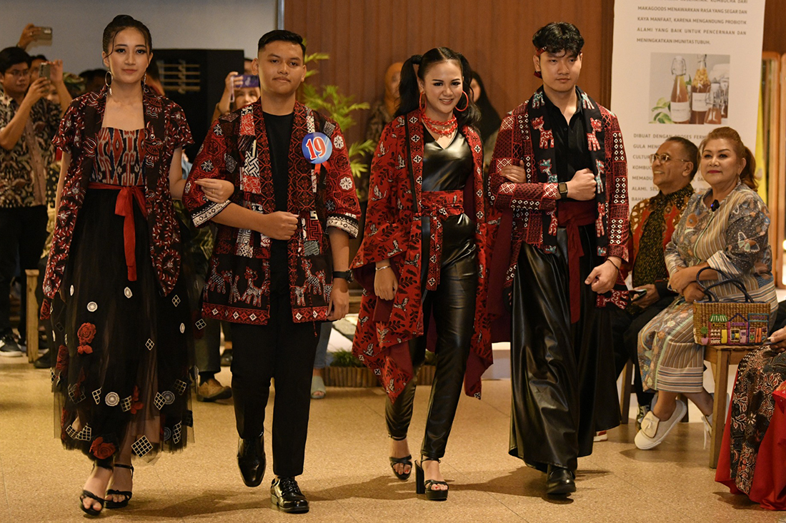 Meriahkan Semarang Night Fashion, Puluhan Kepala OPD Fashion Show Kenakan Busana Samuel Wattimena