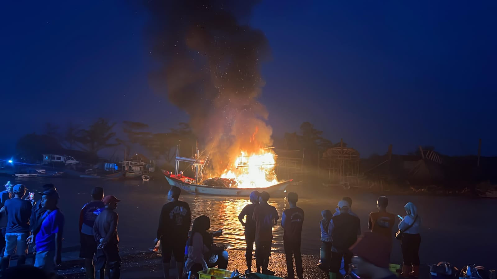 Kapal Nelayan Terbakar Saat Bersandar di Batang, Kerugian Ditaksir Capai Rp100 Juta